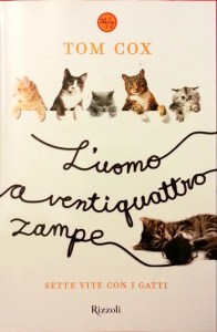 Copertina libro Tom Cox, Uomo a ventiquattro zampe, Sette vite con i gatti