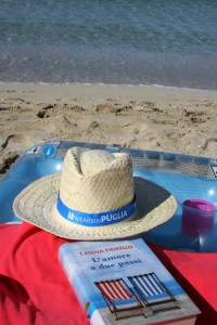 L'amore a due passi, di Catena Fiorello, su una spiaggia del Salento